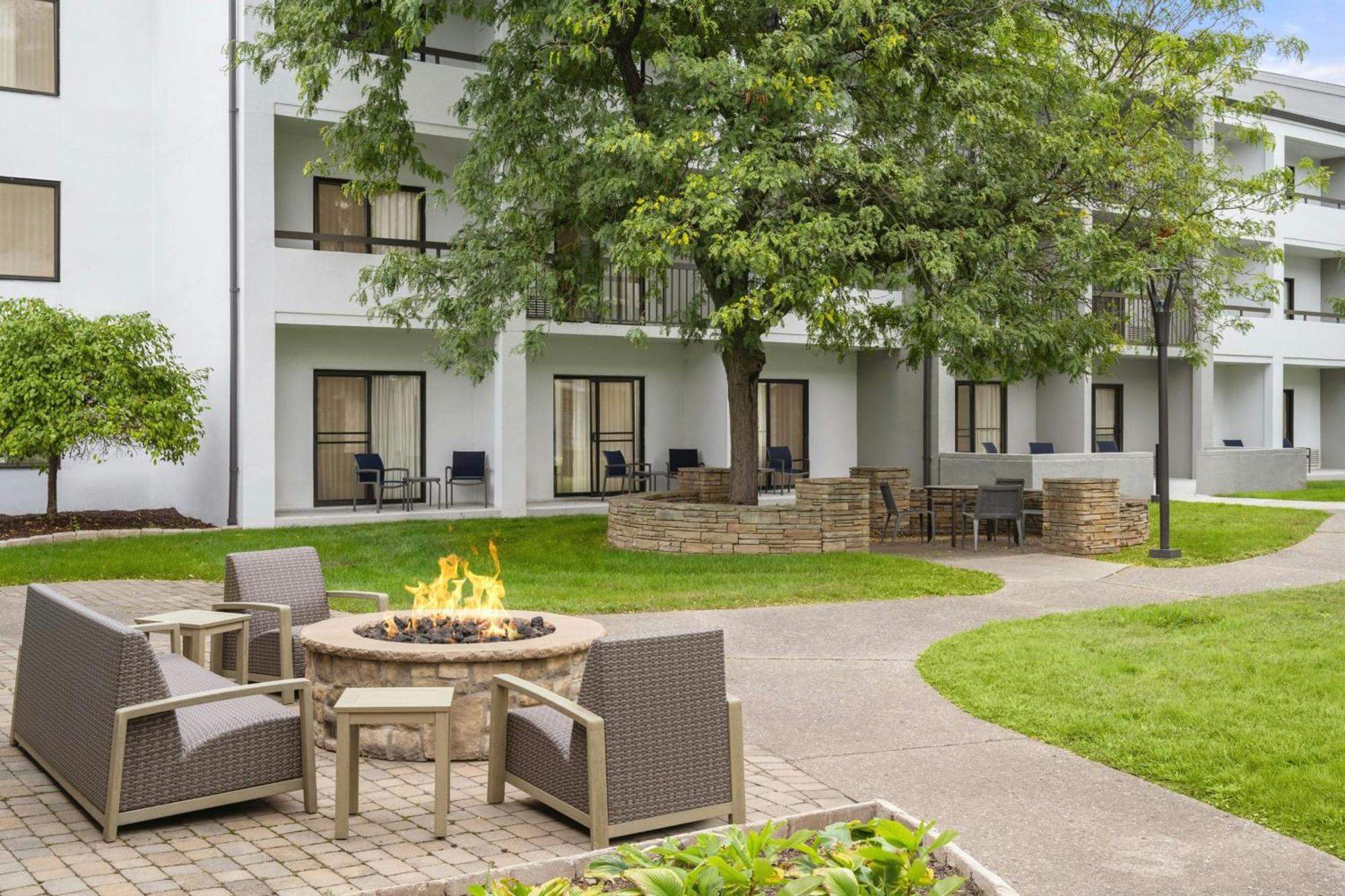 Courtyard Detroit Metro Airport Romulus Hotel Ngoại thất bức ảnh