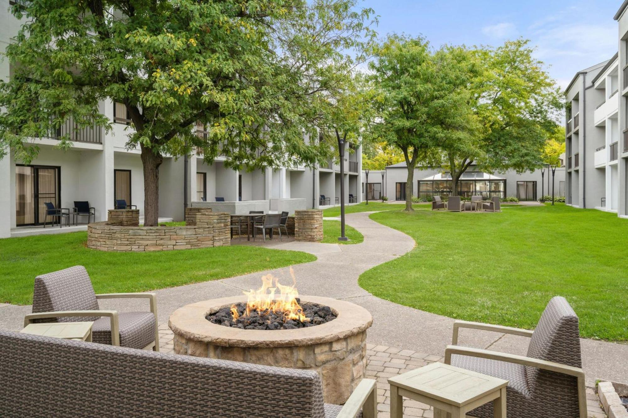 Courtyard Detroit Metro Airport Romulus Hotel Ngoại thất bức ảnh